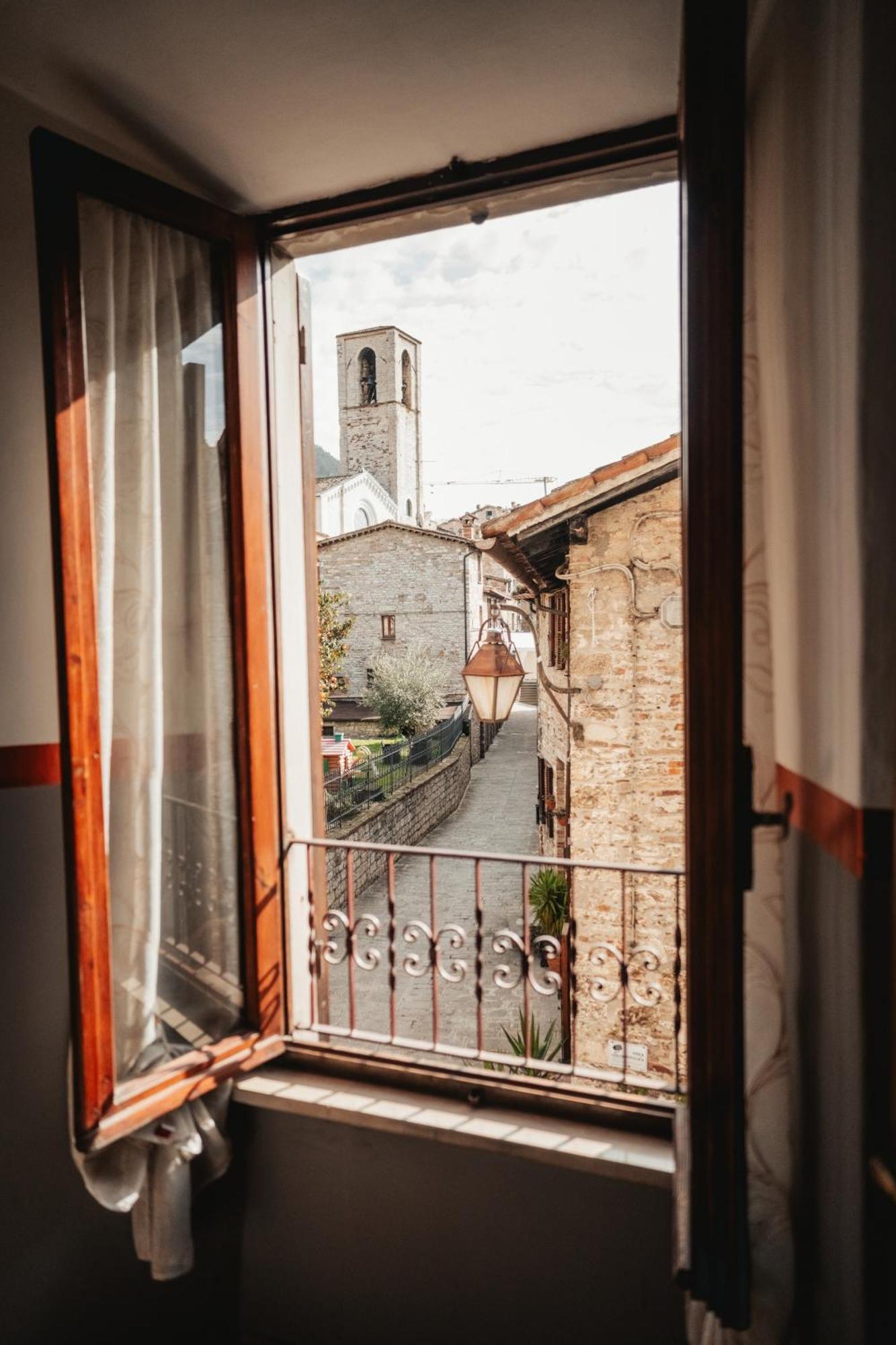 Locanda Del Duca Губбіо Екстер'єр фото