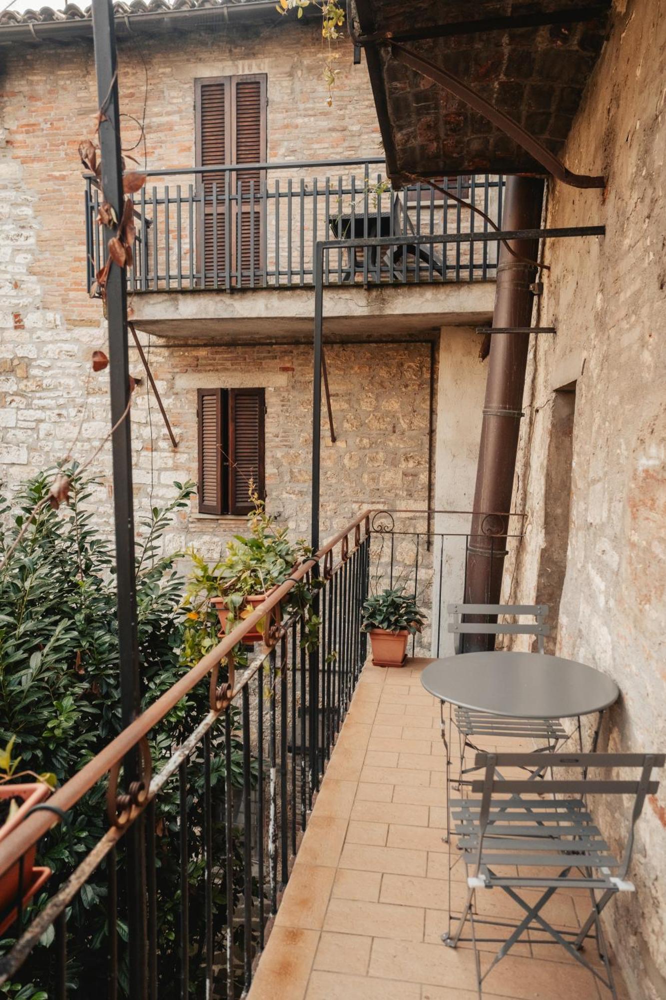 Locanda Del Duca Губбіо Екстер'єр фото